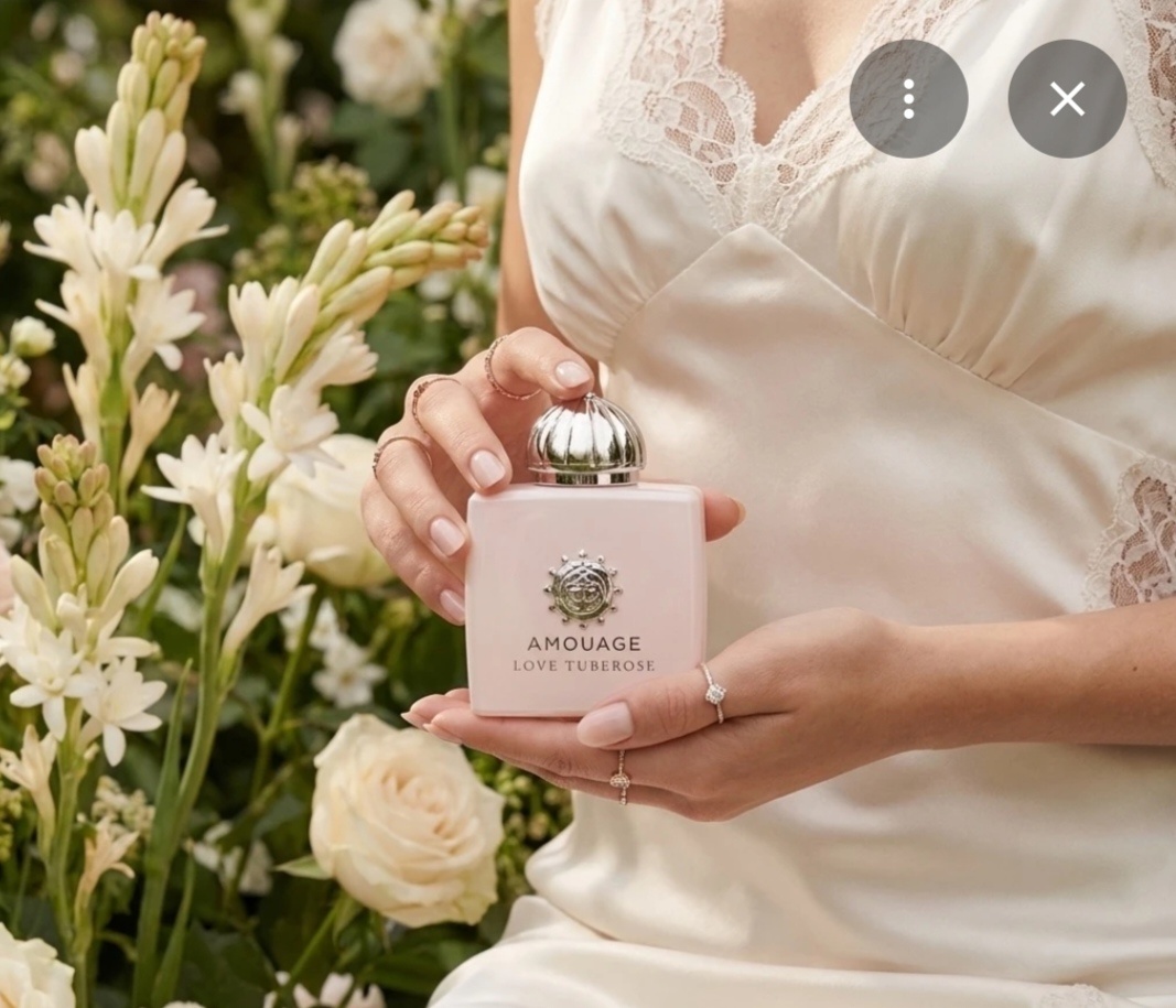 Аромат Love Tuberose вдохновлён  образом Татьяны из знаменитой оперы «Евгений Онегин»; он как будто рассказывает историю героини через сочетание парфюмерных нот. 
