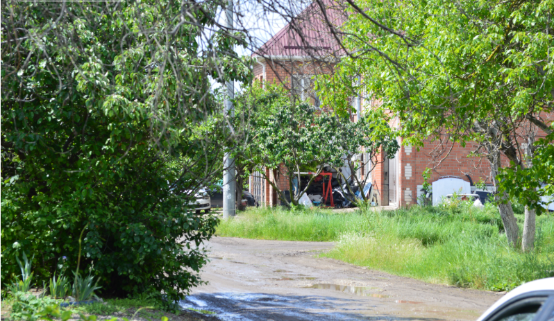 Фото автора. 21.05.2026. Городская улица. Автор выехал из станицы, где чисто и сухо. После поездки в город, пришлось мыть машину. Оно кажется мелочи, но за город обидно.