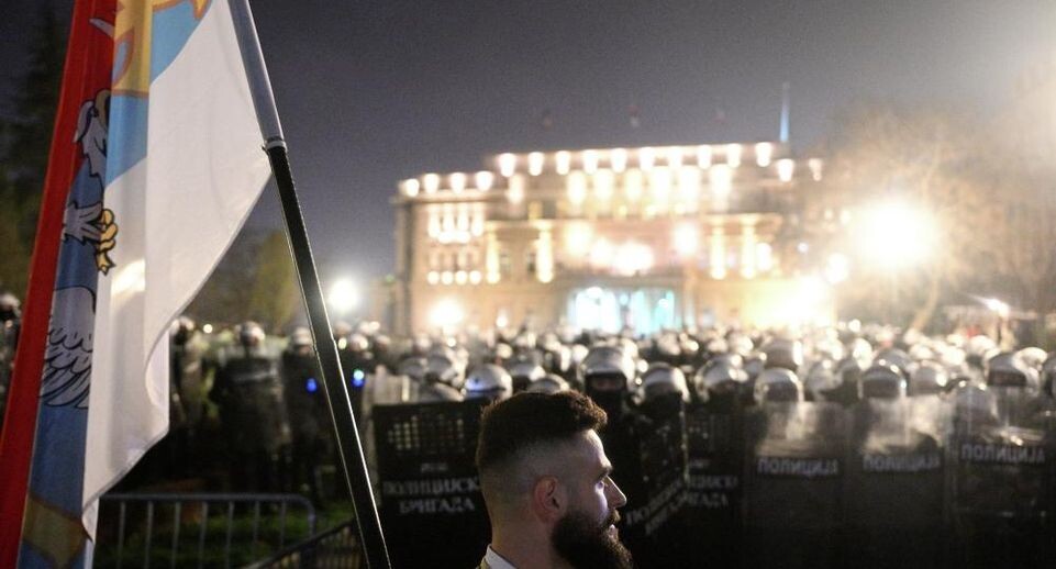 В Белграде протестующие столкнулись с полицией у здания парламента
