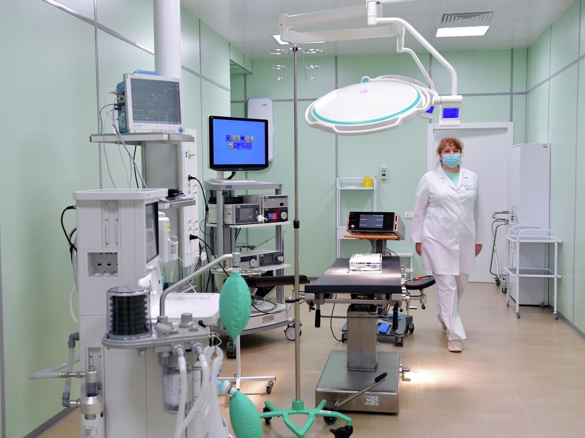    Сотрудница онкологического диспансера в одном из новых операционных залов | © РИА Новости / Павел Лисицын