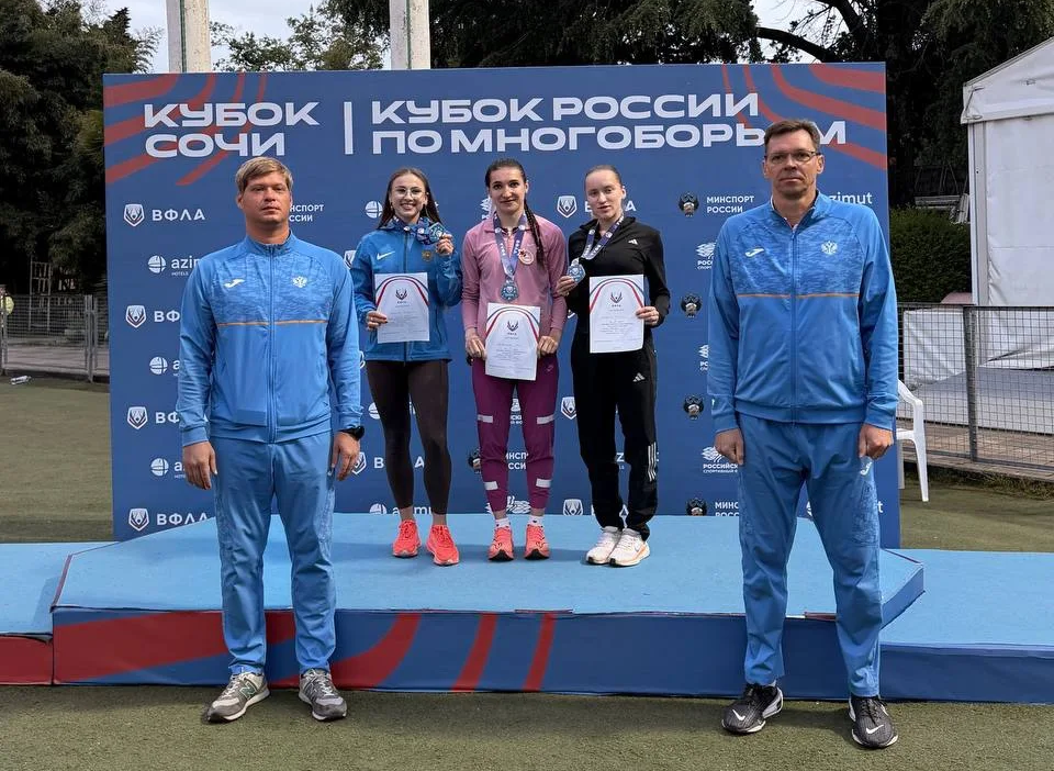    В центре Анна Садовничева - победительница Всероссийских соревнований «Кубок Сочи» в беге на 400 метров