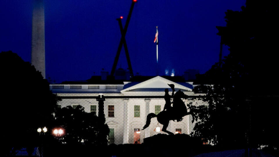     NYP: стрелявший у Белого дома считал себя Иисусом Христом REUTERS/Nathan Howard