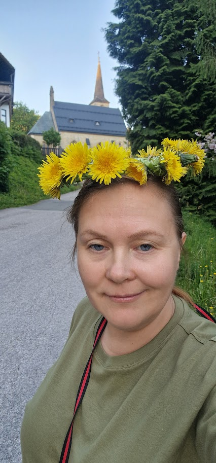 я с венком из одуванчиков)