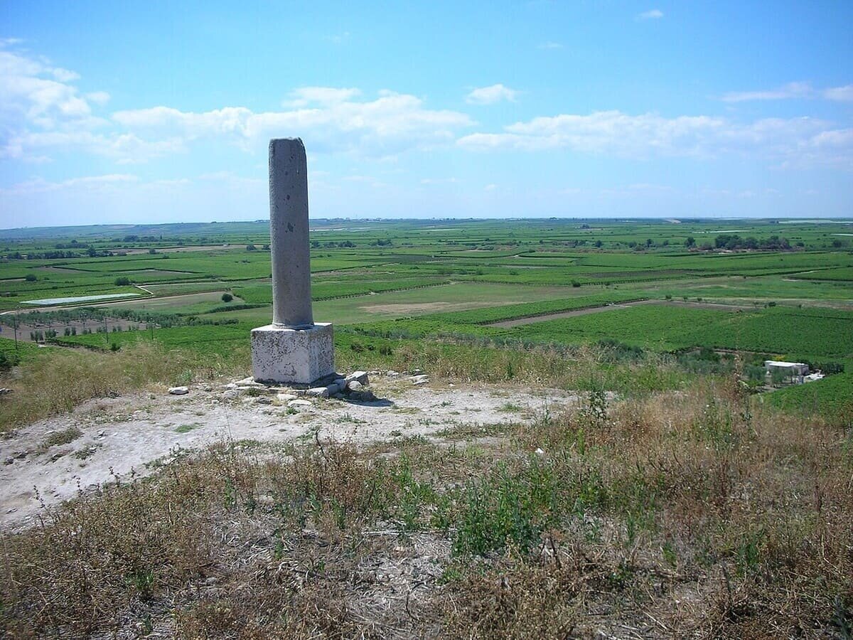    Современный памятный монумент рядом с местом битвы при Каннах / © Wikimedia Commons / Автор: Jörg Schulz