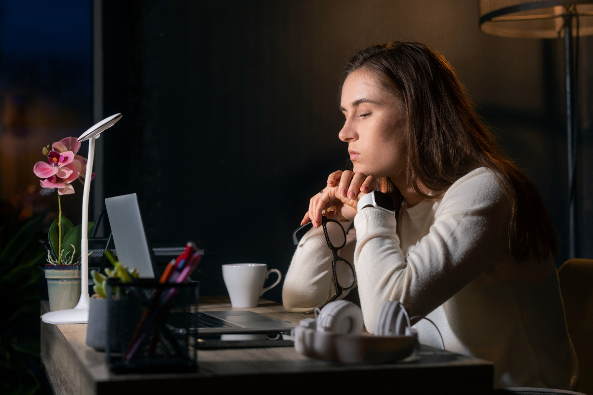 <a href="https://www.magnific.com/free-photo/medium-shot-woman-working-late-night_38170645.htm">Image by freepik</a>