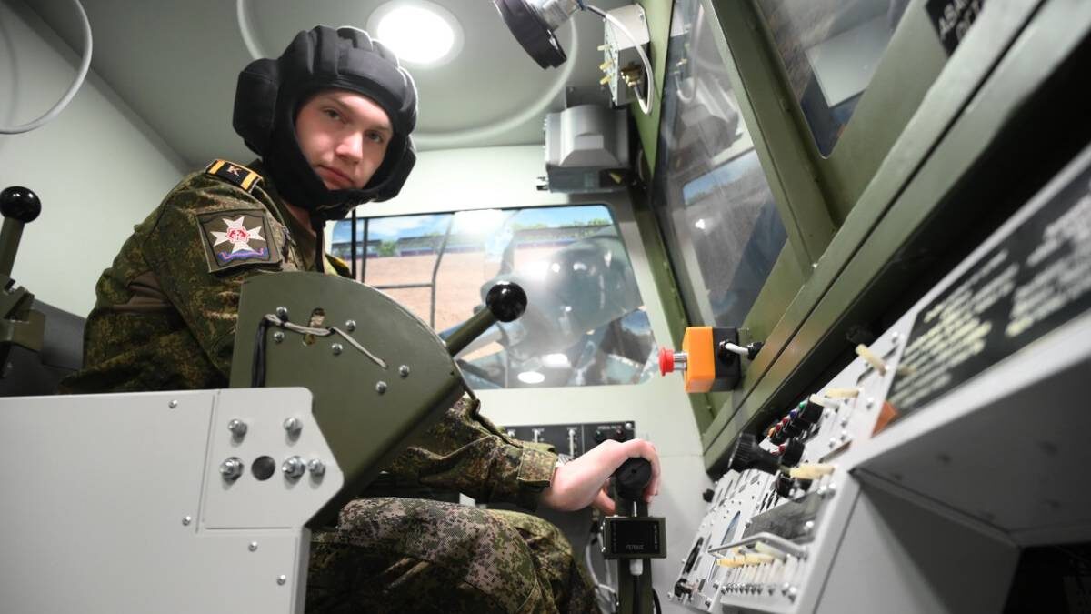    Курсант Военно-инженерной академии имени Д. М. Карбышева Иван Сладков в кабине-симуляторе инженерной машины разграждения / Фото: Пелагия Замятина / Вечерняя Москва