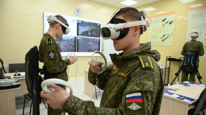  Курсант Военно-инженерной академии имени Д. М. Карбышева Петр Калмыцкий тренируется на VR-симуляторе «Кибер-сапер» в Международном центре разминирования / Фото: Пелагия Замятина / Вечерняя Москва