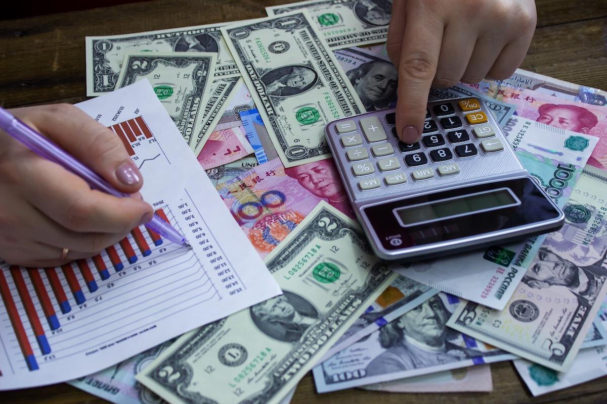 С 5 июня Минфин увеличит покупки валюты до примерно ₽12 млрд в день. Однако покупки валюты ведомством только на две трети нивелируют влияние высоких цен на нефть на курс рубля, в связи с чем рубль, вероятно, останется крепким