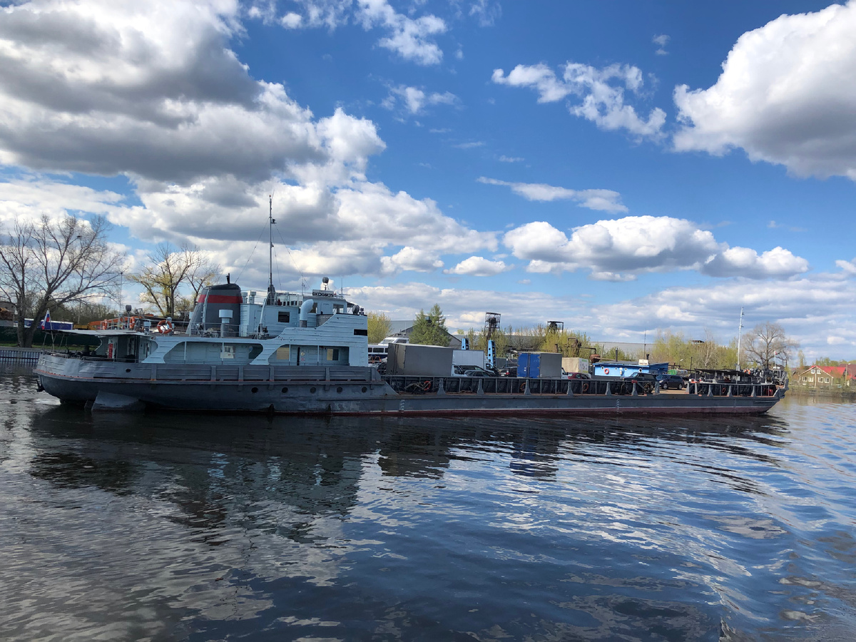 Грузовая переправа Самара - Рождествено и Паром «Окский-35». Фото автора.