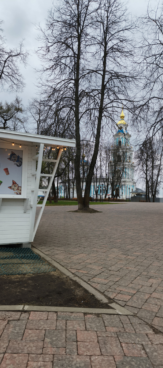 Центральный парк в Костроме. Вид на Богоявлениский храм. Автор фото - Глушкова Маргарита
