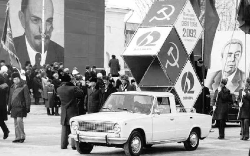Ранний внутризаводской пикап на базе «копейки» на праздничной демонстрации📷
