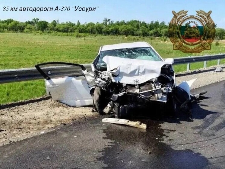     Toyota Prius врезалась в автопоезд на трассе «Уссури»: водитель в больнице фото: Госавтоинспекция Вяземского района