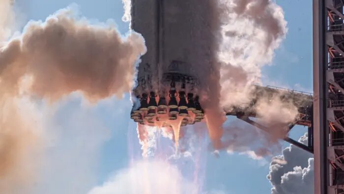 SpaceX33 двигателя Raptor ракеты Starship V3 компании SpaceX во время её испытательного полёта со стартовой площадки Starbase в Техасе 22 мая 2026 года.📷
