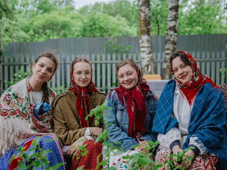     Звучали частушки — озорные, меткие, лирические и весёлые. Фото: пресс-служба Новгородского музея-заповедника