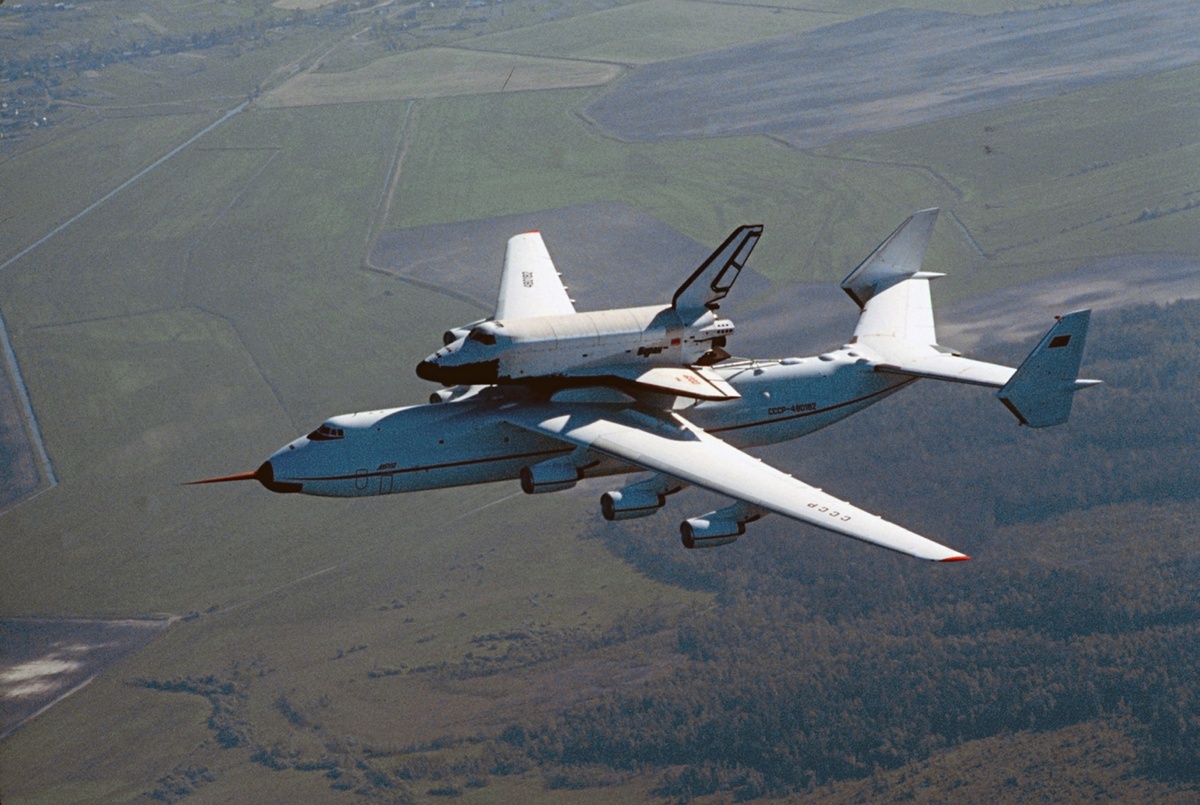 Ан-225 «Мрия» с челноком «Буран» на фюзеляже. Источник: rg.ru