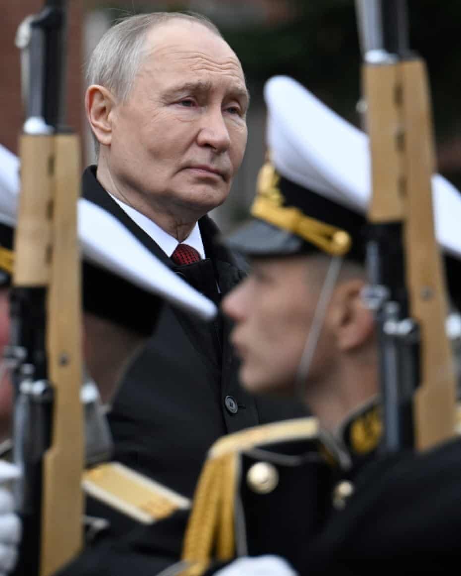 У старика тоска во взгляде.