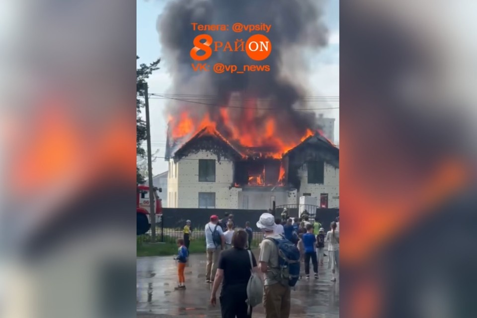    Огонь охватил кровлю здания Фото: кадр с видео группы «Верхняя Пышма Среднеуральск 8 район»