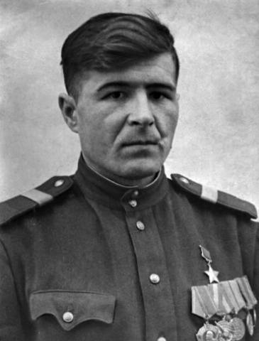Батальон стоял насмерть сутки, но фашисты убили всех, кроме одного: местная женщина ещё не знала, кем станет умирающий на её руках боец
