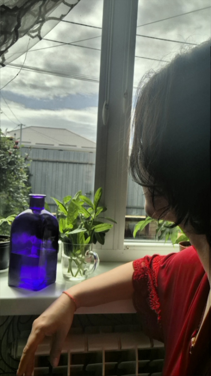 🌿 Мята: мой утренний ритуал и её удивительные свойства 🌿Каждое утро начинается одинаково — с чашки ароматного чая с мятой. Этот простой ритуал дарит заряд свежести и настраивает на позитивный лад! 🍃✨А вы знали, что мята — не просто вкусная добавка к чаю? В народе ей приписывают даже магические свойства: говорят, она очищает пространство, защищает от сглаза, приумножает доход и приносит гармонию в семью. 🧿Но даже без магии мята — настоящая находка! Разберёмся, чем она полезна на самом деле. 👇Чем полезна мята?🌱 Улучшает пищеварение. Снимает спазмы кишечника, уменьшает тошноту и вздутие.🌱 Успокаивает нервы. Помогает справиться со стрессом и улучшает качество сна — идеальный вечер после напряжённого дня!🌱 Облегчает дыхание. Благодаря ментолу снимает заложенность носа при простуде.Подробнее о полезных свойствах:💚 Для ЖКТ. Расслабляет гладкую мускулатуру желудка, стимулирует отток желчи, помогает при изжоге и синдроме раздражённого кишечника (СРК).💚 Обезболивающий эффект. Мятные чаи и эфирное масло снимают спазмы и помогают при головных болях, вызванных перенапряжением.💚 Антисептическое действие. Борется с бактериями в ротовой полости, снимает воспаления (например, при стоматите) и освежает дыхание.💚 Для сердечно‑сосудистой системы. Мягко расширяет сосуды, способствуя снижению артериального давления.⚠️ Но будьте осторожны! Несмотря на все плюсы, мята подходит не всем. Кому стоит ограничить её употребление:🔸 Гипотоникам. Крепкие мятные отвары могут вызвать слабость из‑за снижения давления.🔸 Людям с ГЭРБ (изжогой). Ментол расслабляет сфинктер между желудком и пищеводом, что может спровоцировать сильную изжогу.🔸 Мужчинам. Есть мнение, что чрезмерное употребление мяты может влиять на уровень тестостерона — но для этого нужно пить её в огромных количествах.💬 А вы любите мяту? Добавляете её в чай или используете как‑то ещё? Делитесь в комментариях! 👇#мята #здоровыйобразжизни #чай #пользамяты #натуральноелечение
