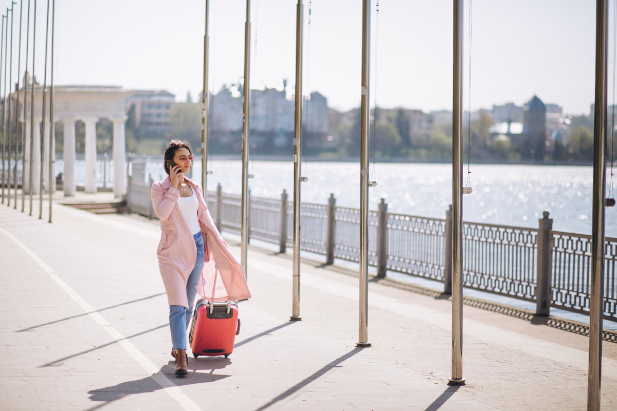 <a href="https://www.magnific.com/free-photo/woman-with-travelling-bag_2553147.htm">Image by senivpetro on Magnific</a>