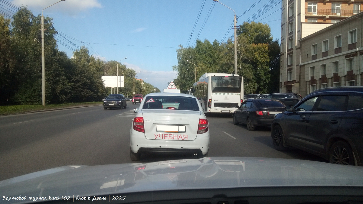 За рулём учебного автомобиля нужно быть внимательным обучающемуся, но и инструктору нужно быть готовым вмешаться, если обучающийся проявил невнимательность и может нарушить ПДД. Автор фотографии kua1102