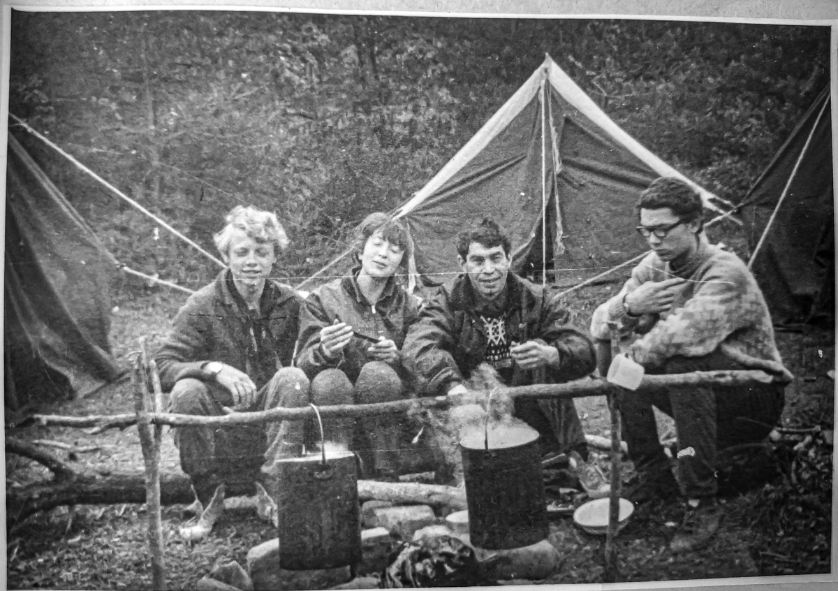 1972 год, где-то в районе горы Собер-Баш в 50 км от Краснодара. На фото мои однокурсники - учащиеся группы 250 Краснодарского монтажного техникума. Нам по 17 лет и жизнь прекрасна!