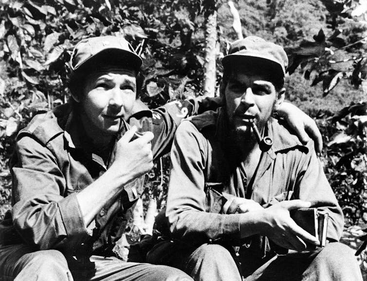 Рауль Кастро (слева) сидит со своим братом Фиделем на Кубе в 1958 году. Эндрю Сент-Джордж/AP.