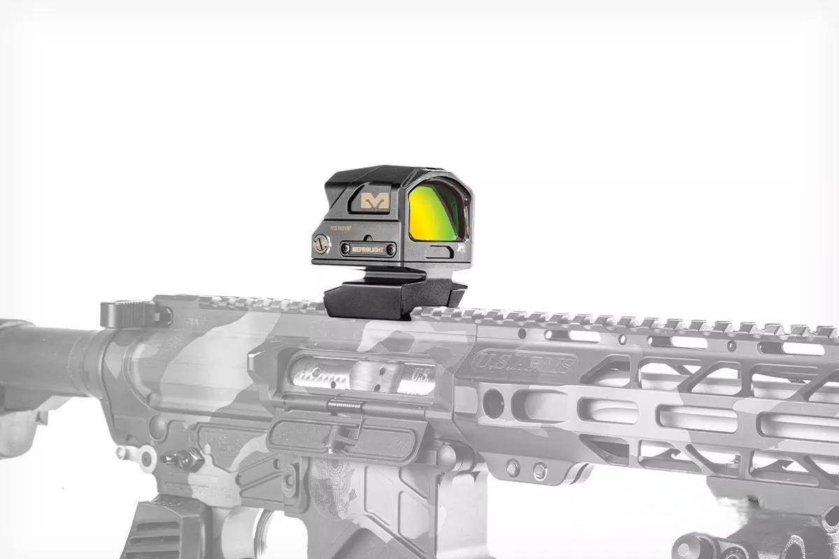 Прицел Meprolight MCO PRO крепится на планку оружия через встроенный адаптер 11/2 дюйма или дополнительный переходник 1,93 дюйма. Корпус из анодированного алюминия защищает излучатель. Устройство имеет три прицельные сетки с 10 режимами дневного света и двумя ночного видения. Яркость регулируется автоматически или вручную. Батарея CR2032 обеспечивает более 25 000 часов. Функция сна экономит заряд, встряхивание активирует прицел. Доступны версии с красной или зеленой сеткой.