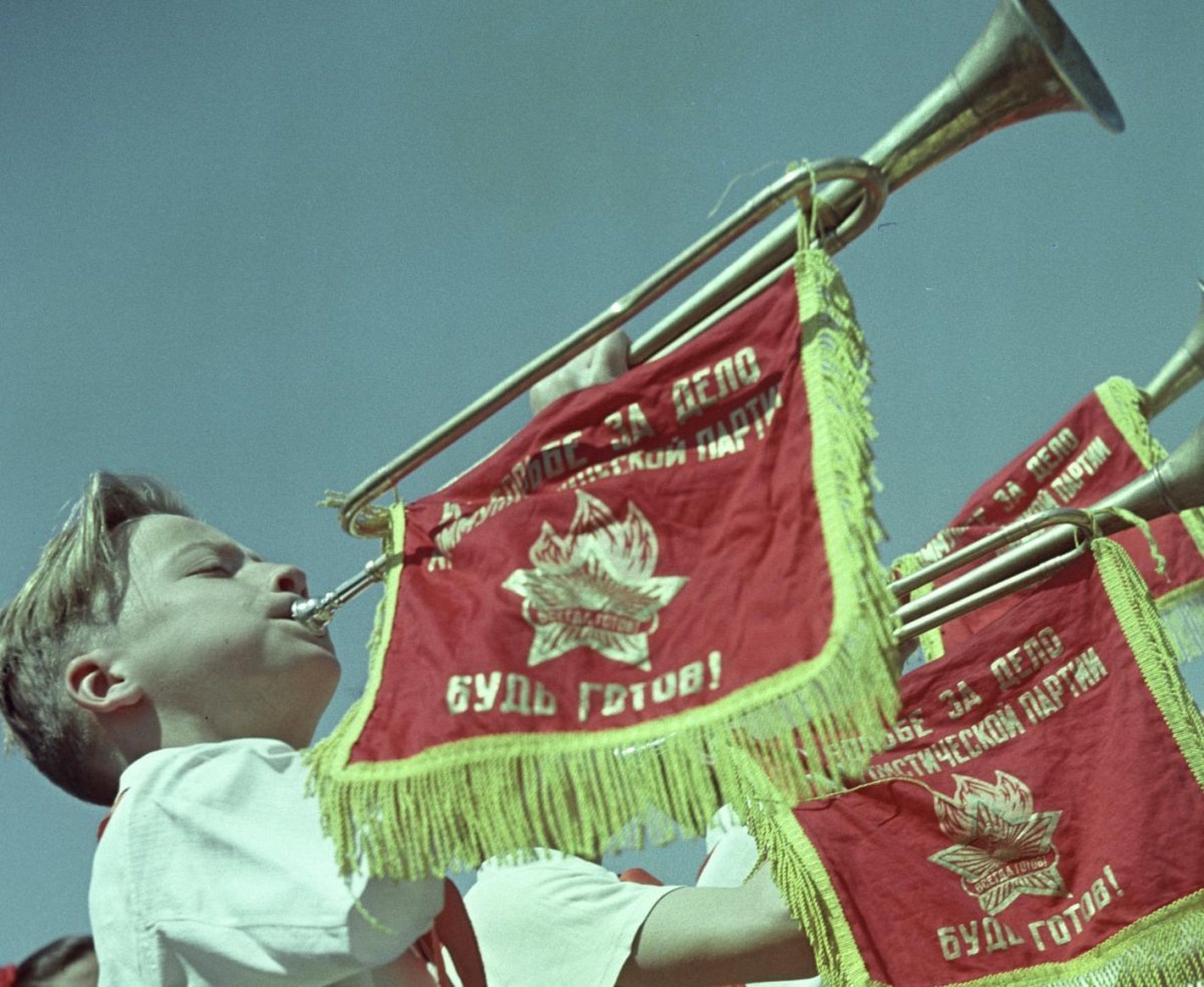  Пионеры-горнисты на торжественной линейке, 1960 год. Фото А. Невежина
