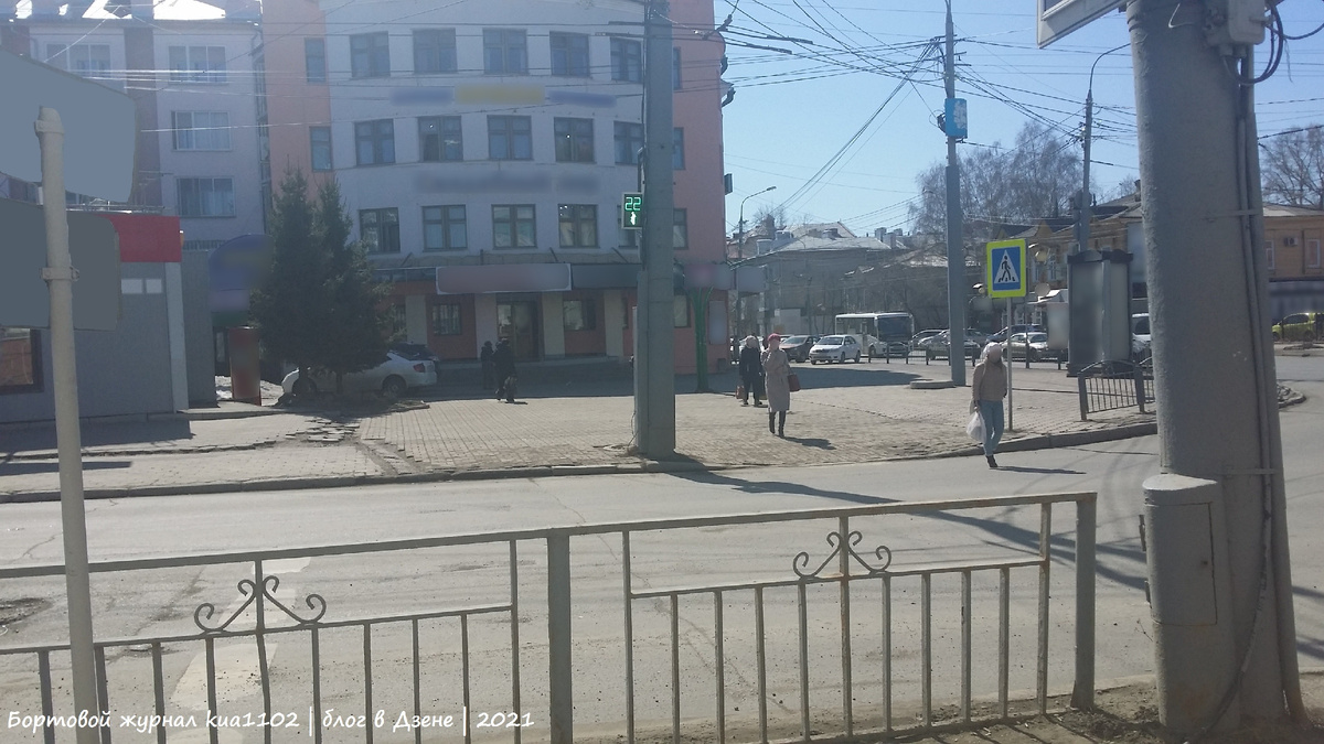 По статистике наиболее опасными как для водителей, так и для пешеходов являются нерегулируемые и регулируемые пешеходные переходы. Автор фотографии kua1102
