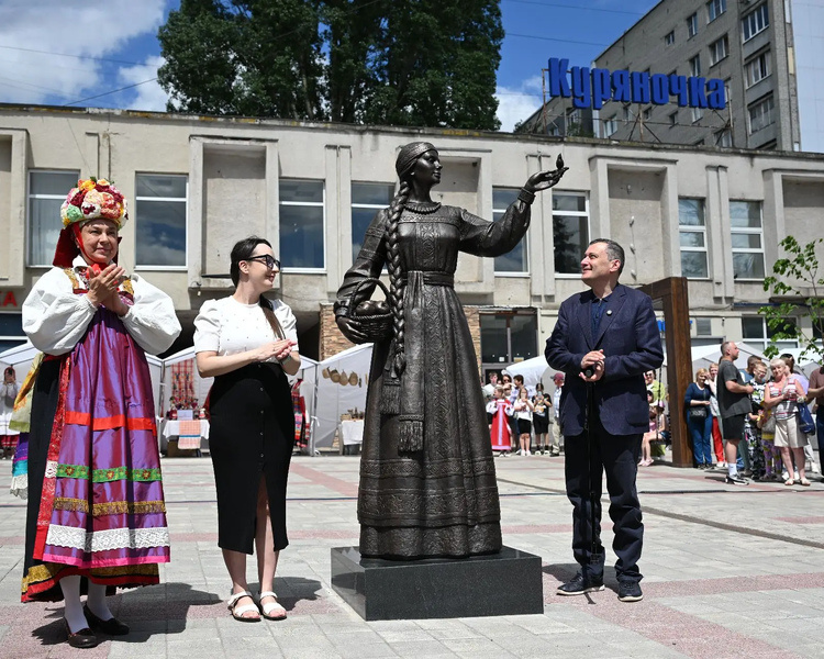     В Курске на улице Дзержинского открыли скульптуру «Куряночка»