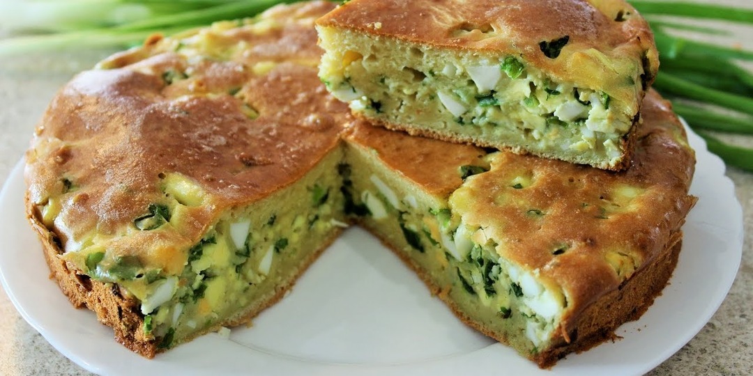 Заливной пирог с луком и яйцом на кефире: просто и невероятно вкусно!