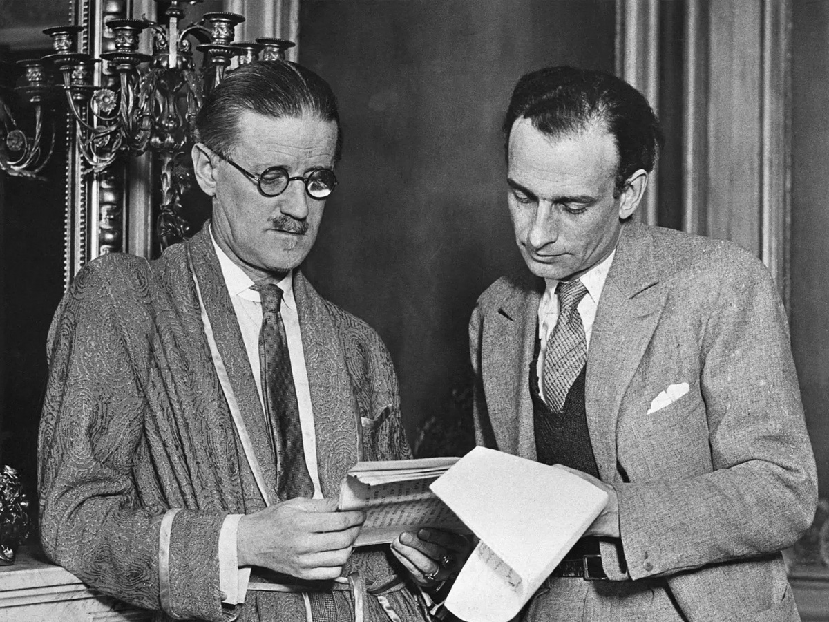 Писатель Джеймс Джойс (слева) с неизвестным. Фото: Bettmann / Getty Images