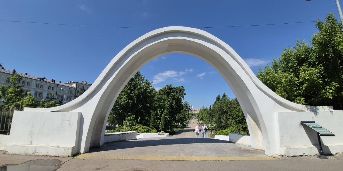 место встречи - арка влюбленных