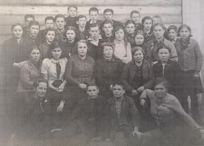 Школьник Олег Ефремов в Абези, внизу второй слева. 1942 год