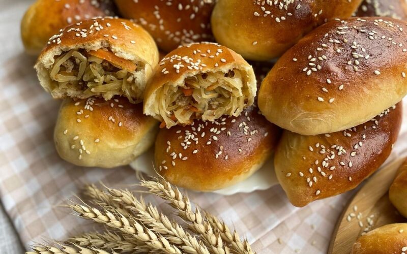 Пирожки с капустой и мясом: рецепт, который передают из поколения в поколение
