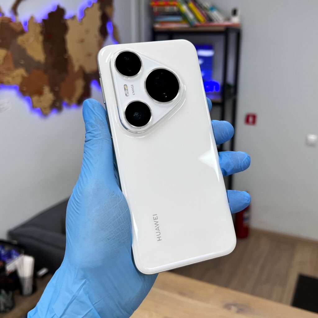 Huawei Pura 80 Pro — вид сзади перед разборкой