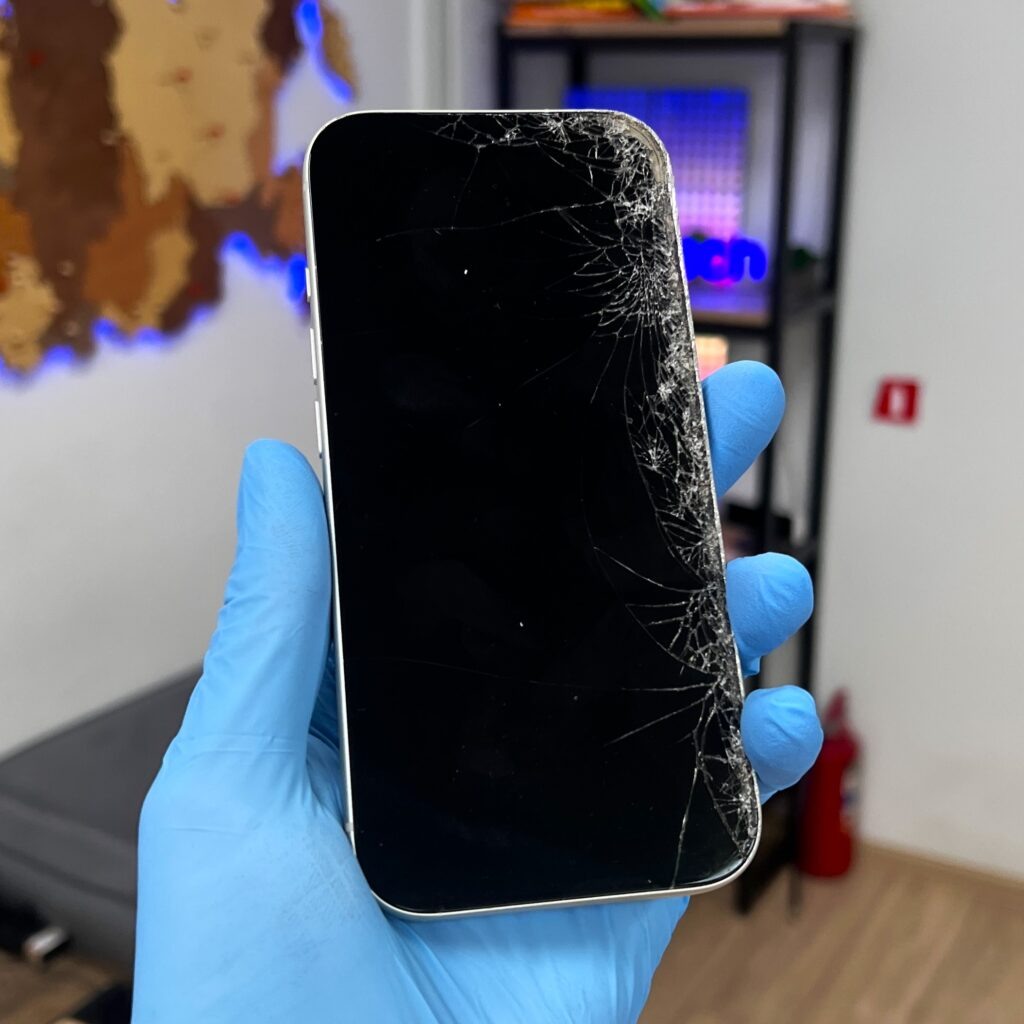 iPhone 17 Pro — экран чёрный, не реагирует на нажатия