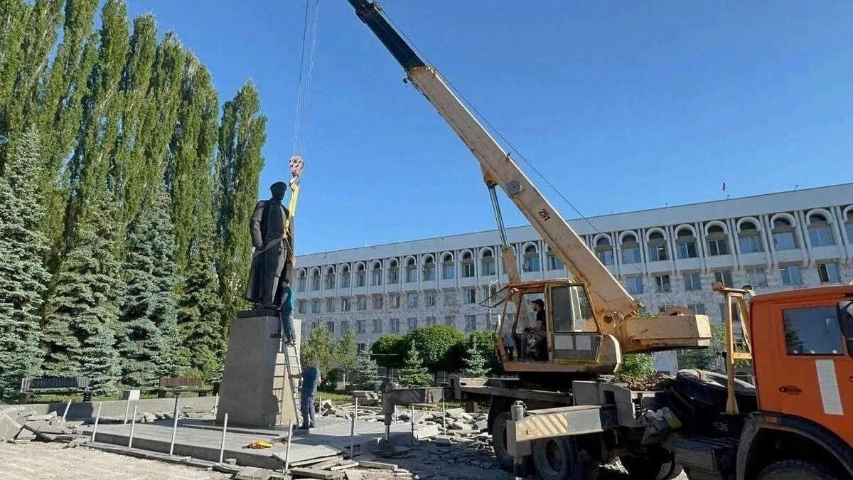    Перевозить монумент никуда не планируют, все необходимые мероприятия специалисты проведут на территории сквера   https://gorodufa.ru