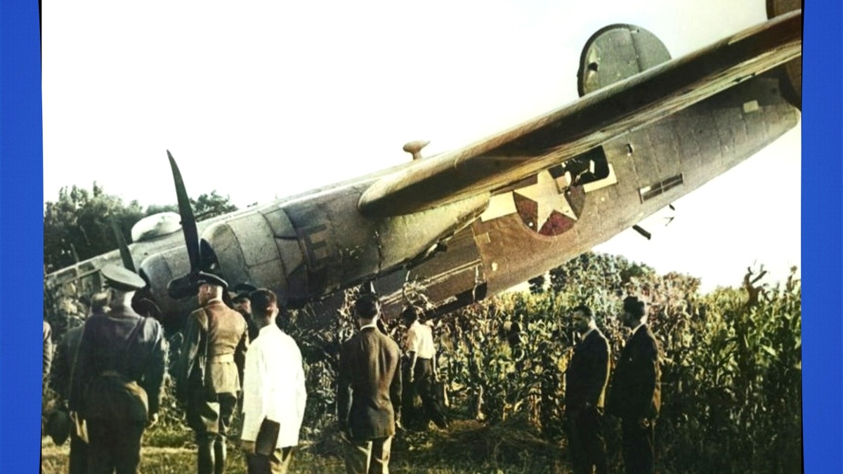 мериканский бомбардировщик B-24, сбитый и совершивший вынужденную посадку в Румынии, во время операции 8-й воздушной армии ВВС США (8th air force) «Приливная волна» (Tidal wave). Август 1943