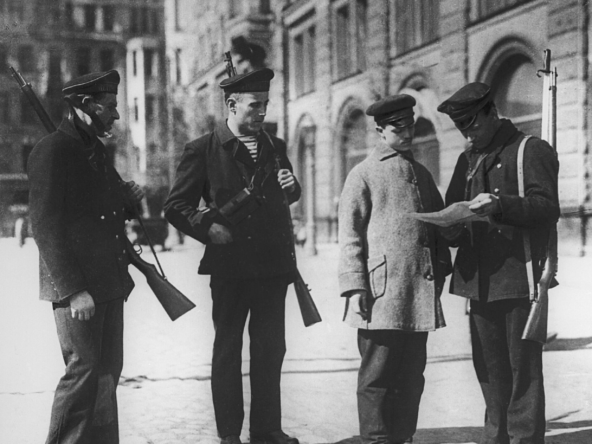 Революционный патруль балтийских матросов проверяет документы у прохожих. Петроград, 1917
