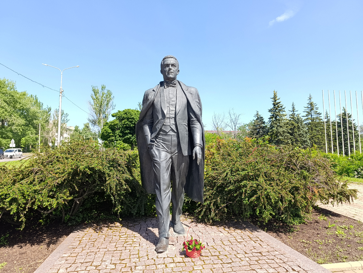 Памятник Иосифу Кобзону (1937 - 2018).