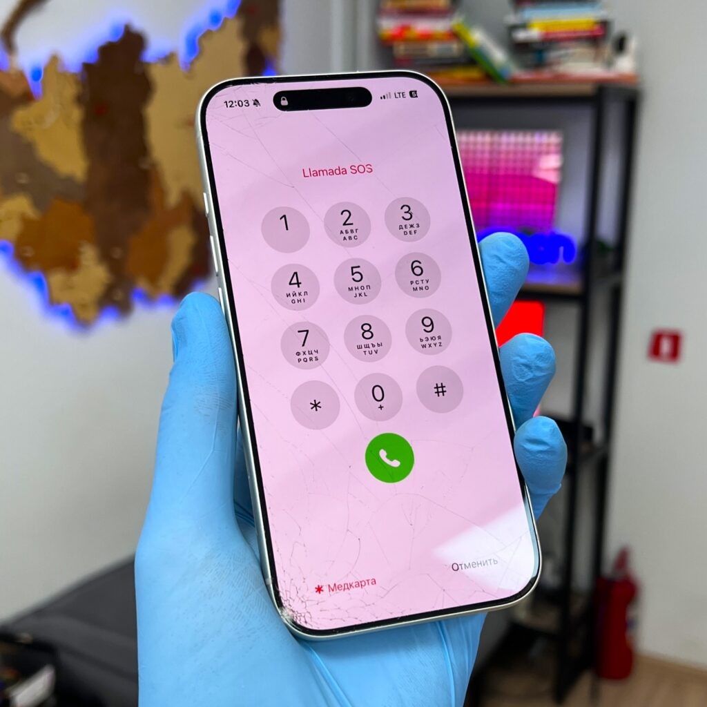 iPhone 17 Pro с разбитым стеклом — матрица при этом жива