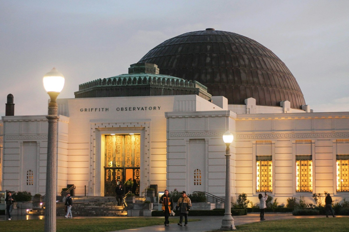 Griffith Observatory — одно из самых посещаемых бесплатных мест в Лос-Анджелесе: сюда ежегодно приходят более полутора миллионов человек. Фото: Pedro Marroquin / Unsplash