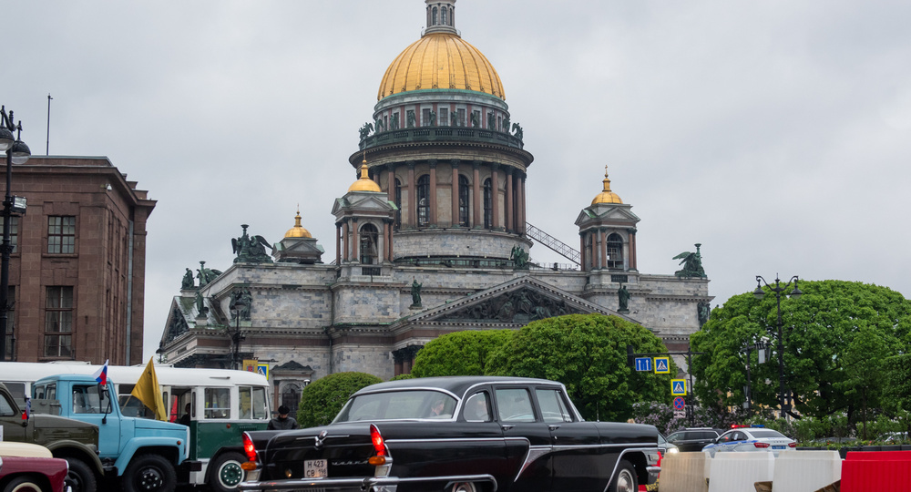 По сокращенному маршруту. Ежегодный ретро-парад прошел в Санкт-Петербурге