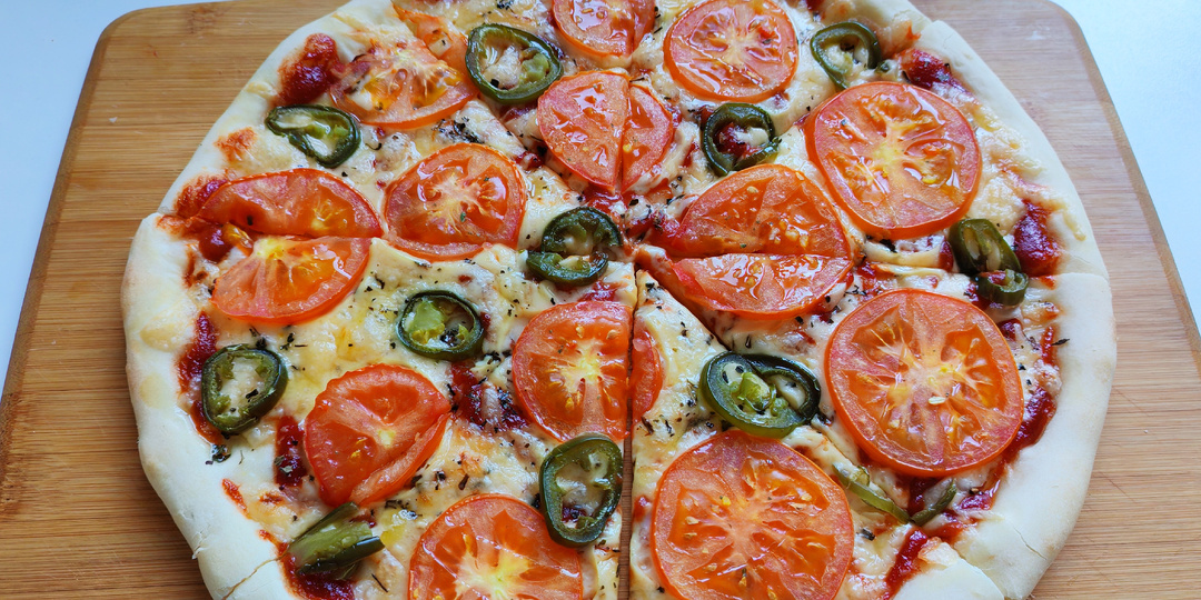 Домашняя пицца с помидором и халапеньо🍕