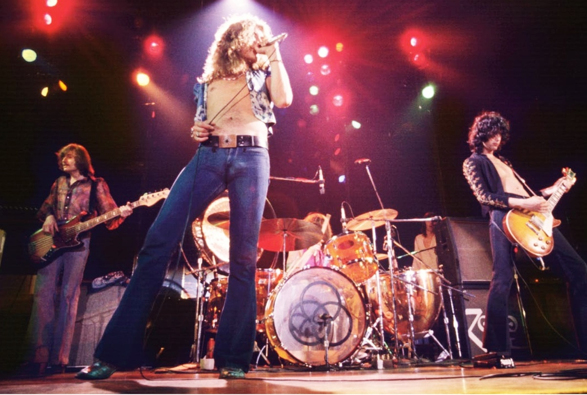 Группа Led Zeppelin на сцене во время американского тура, 1973 год