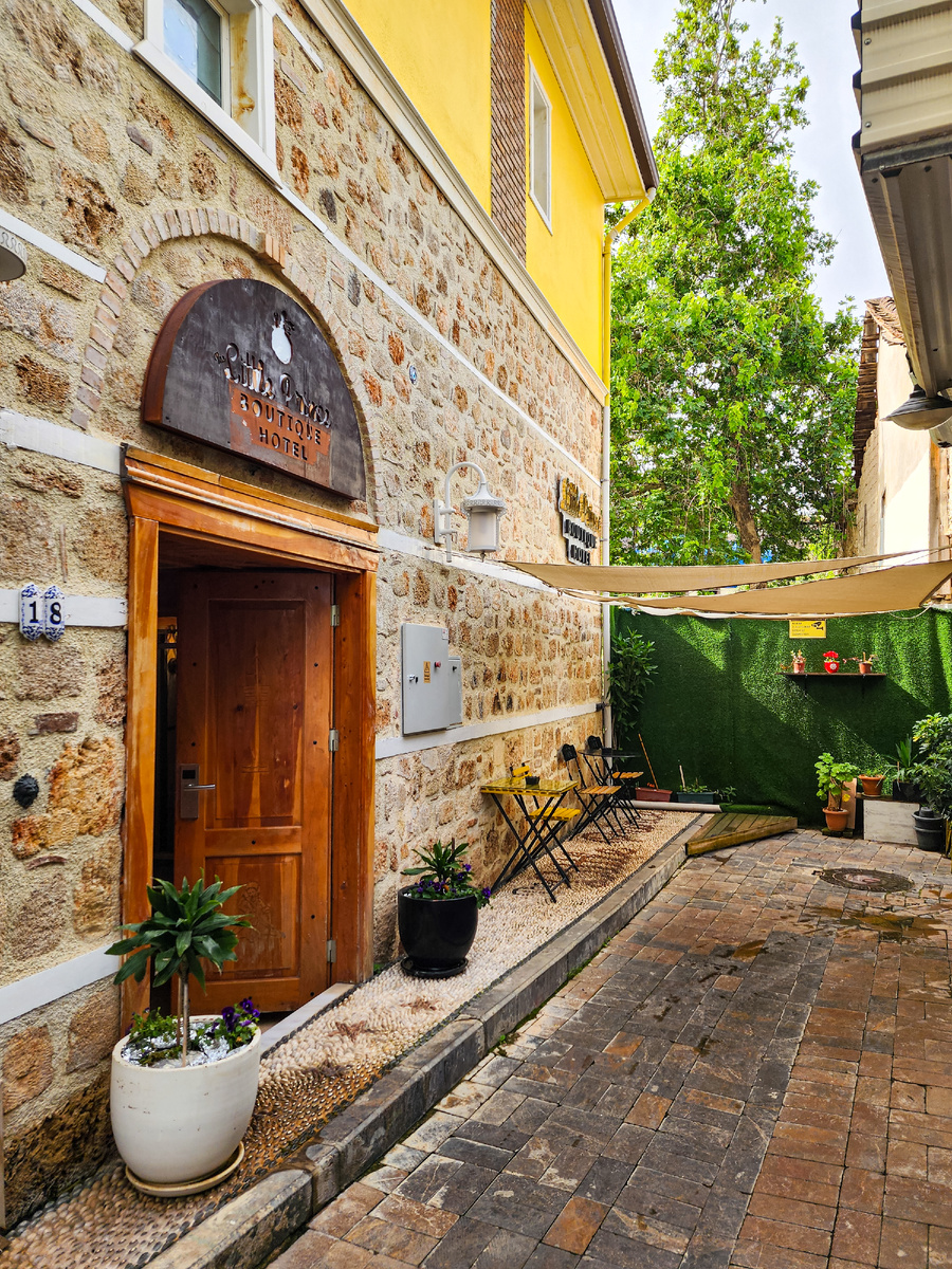 Фасад The Little Prince Boutique Hotel в Калеичи - маленький бутик-отель внутри старого города Антальи
