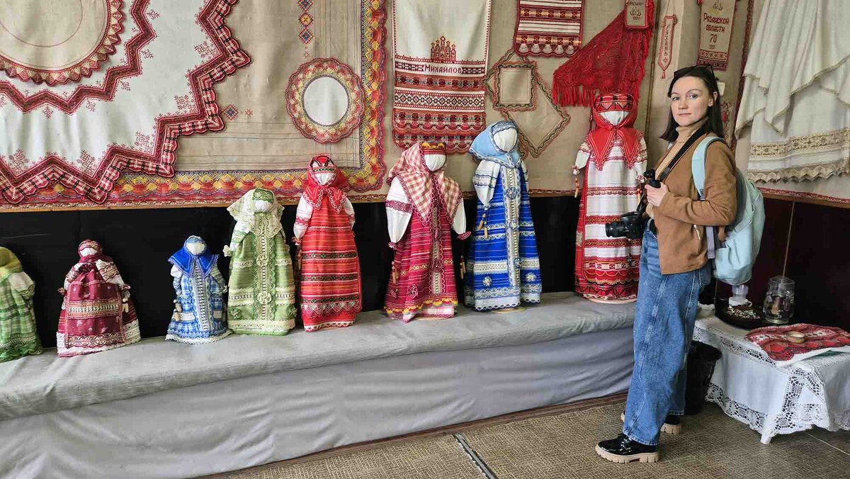 До посещения Михайлова кружево всегда ассоциировалось у меня с белыми узорами. Уникальность михайловского кружева именно в том, что оно цветное. Листайте галерею, чтобы увидеть еще фото