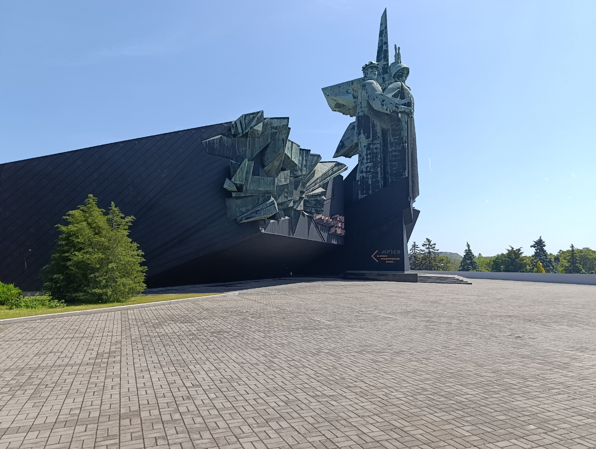 Мемориал "Твоим Освободителям, Донбасс!" в Парке имени Ленинского Комсомола.